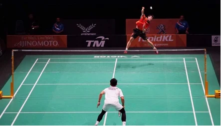 Professional singles badminton rally during tournament play